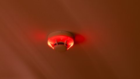 5 Reasons Why Smoke Detector Blinking Red Light (Fixes)